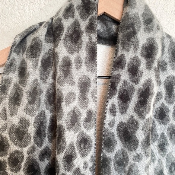 Croft & Barrow Leopard Print Cozy Fringe Boho Soft Blanket Scarf - Picture 2 of 9